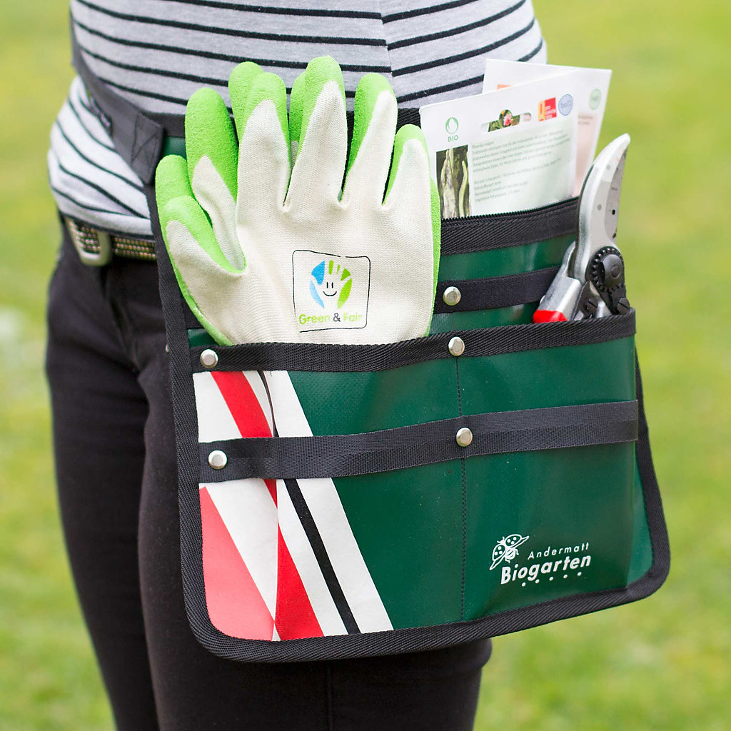 Die Gartentasche Recycling-Plane hat Fächer für Werkzeug, Handschuhe, Smartphone und mehr.