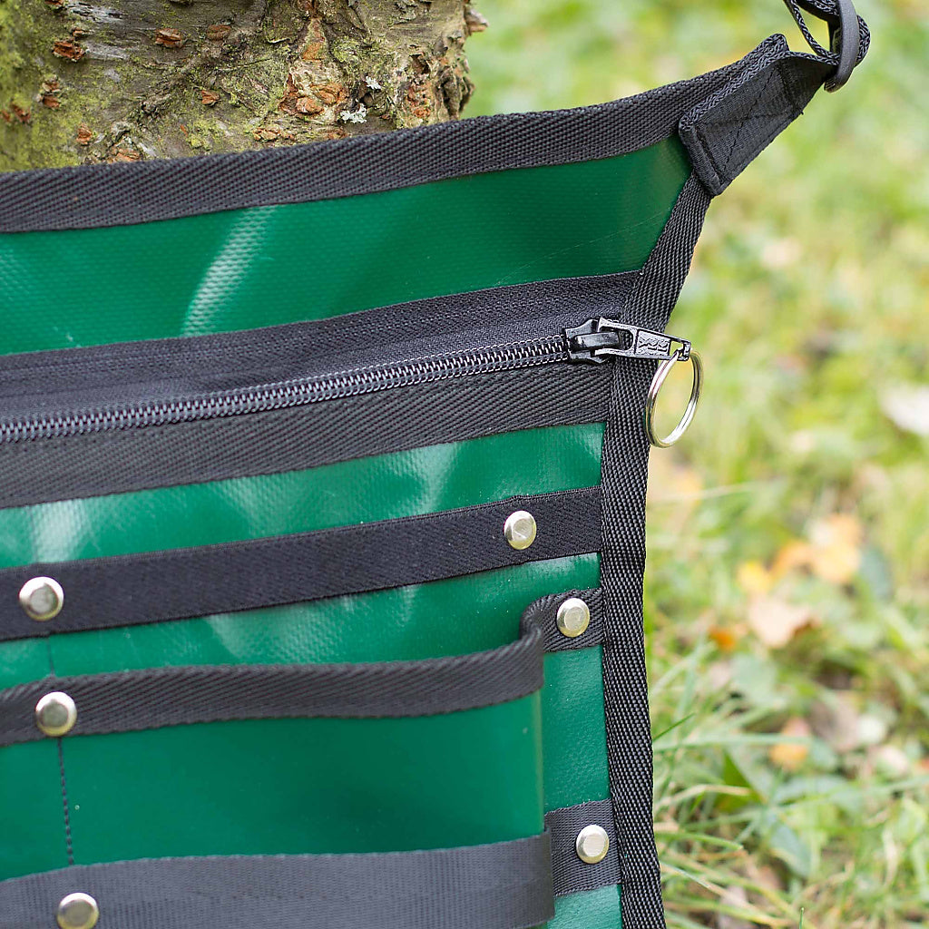 Ein flaches großes Fach der Gartentasche ist mit einem Reisverschluss ausgestattet.